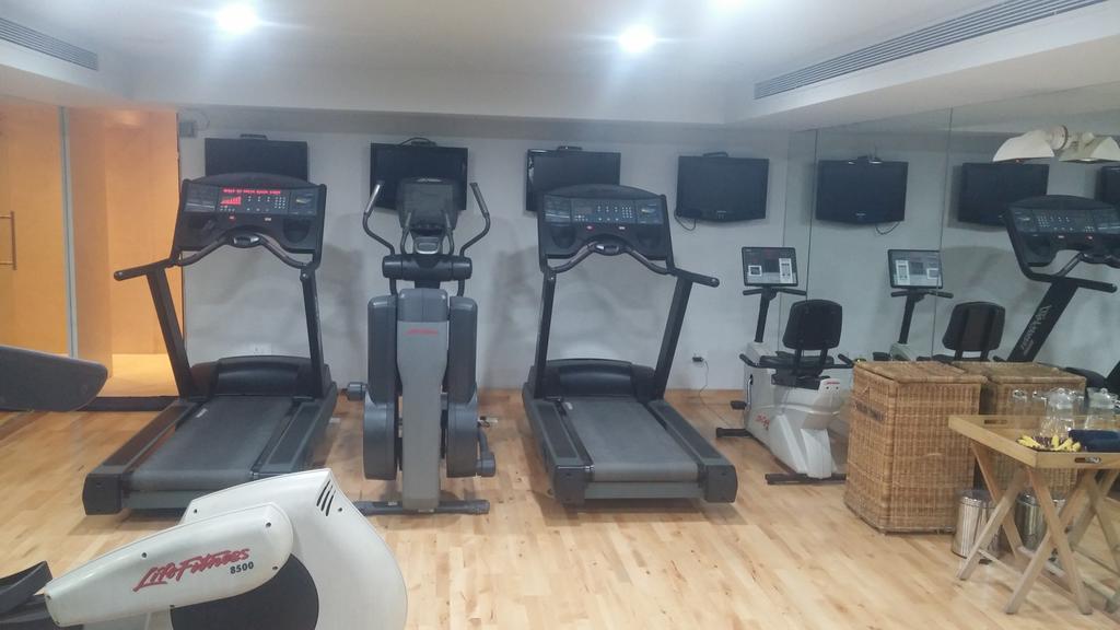 The Park Bangalore, Mg Road מראה חיצוני תמונה A Life Fitness gym