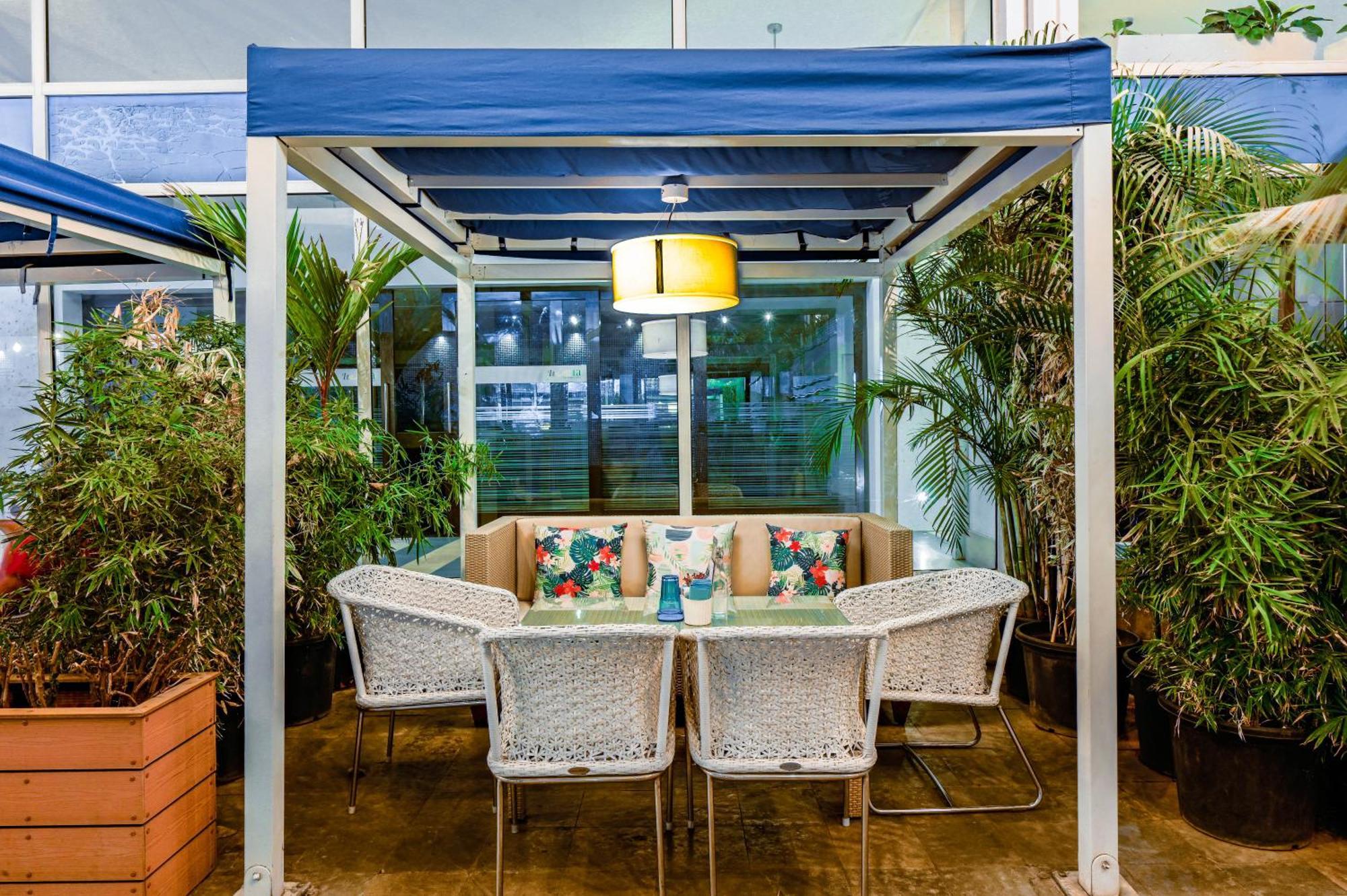 The Park Bangalore, Mg Road מראה חיצוני תמונה A pergola in a restaurant