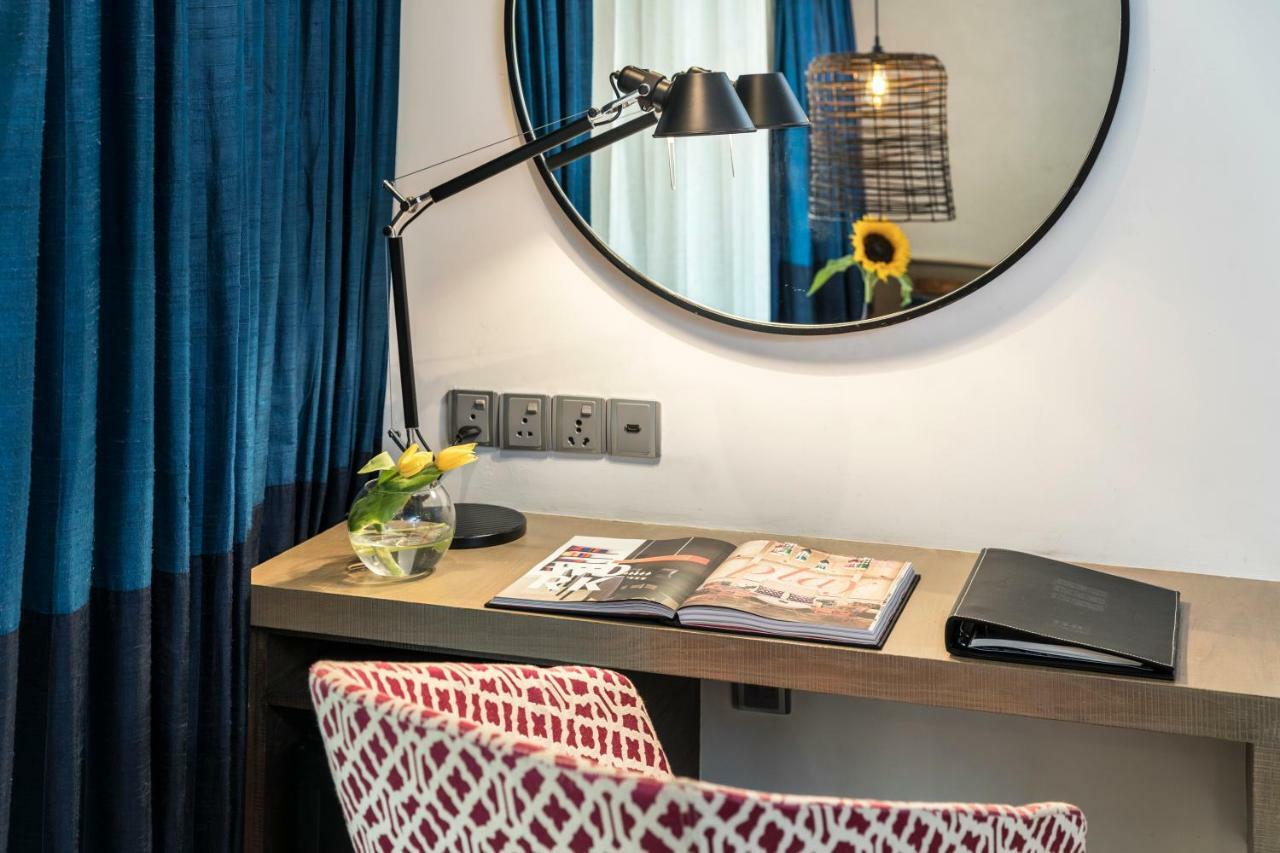 The Park Bangalore, Mg Road מראה חיצוני תמונה A desk in a hotel room