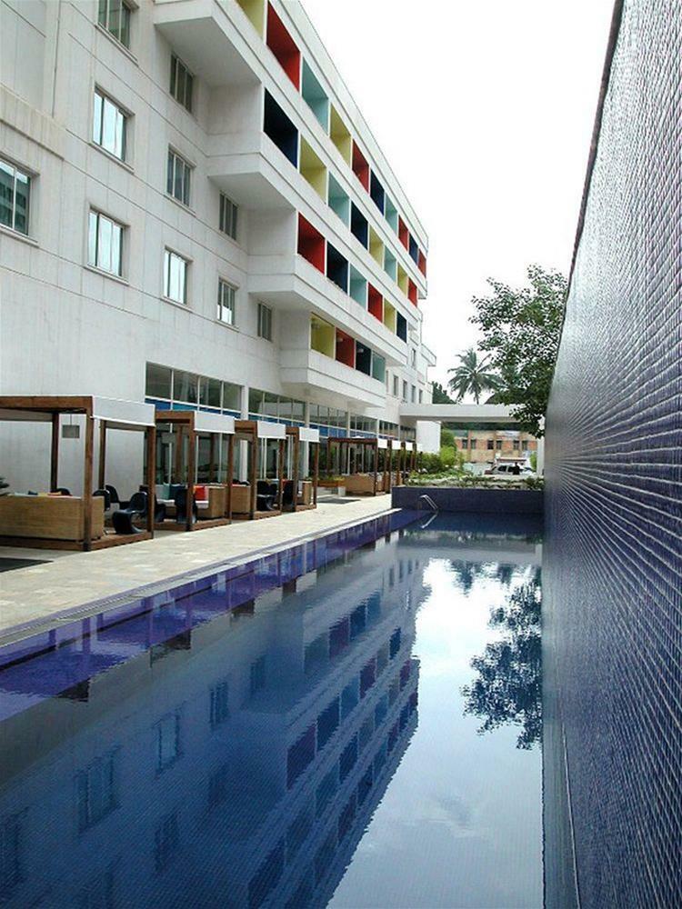 The Park Bangalore, Mg Road מראה חיצוני תמונה The hotel's pool
